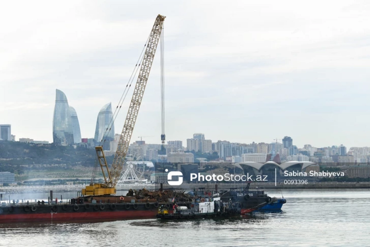 На Приморском бульваре Баку уберут металлические конструкции и нефтяные загрязнения