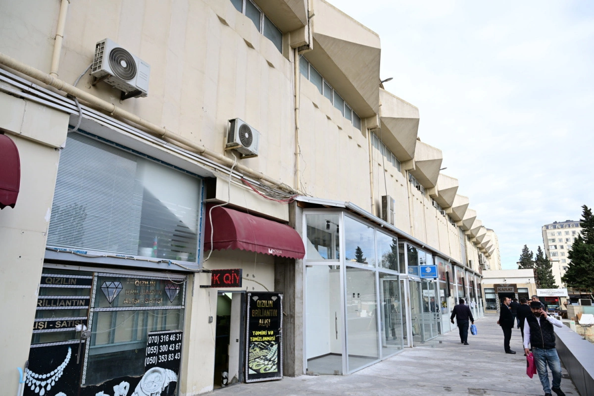 Moskva univermağının binasında qanunsuz təmir işləri aparılıb Moskva univermağının binasında qanunsuz təmir işləri aparılıb