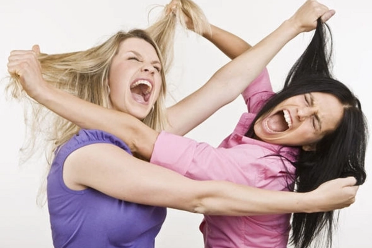 Bakıda DAVA - Azərbaycanlı və iranlı qadınlar türkiyəli kişi üstündə əlbəyaxa oldu Bakıda DAVA - Azərbaycanlı və iranlı qadınlar türkiyəli kişi üstündə əlbəyaxa oldu