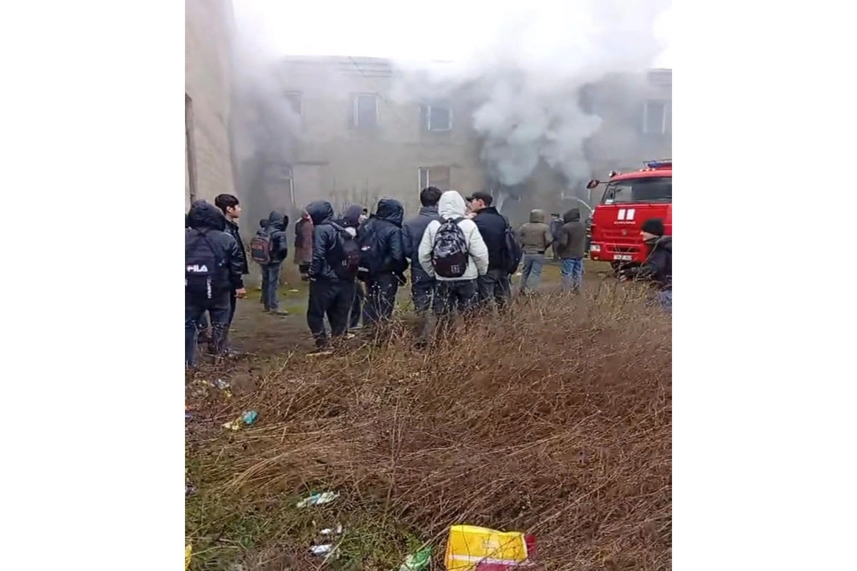 Məktəbdə yanğın baş verib, şagird və müəllimlər təxliyə olunub