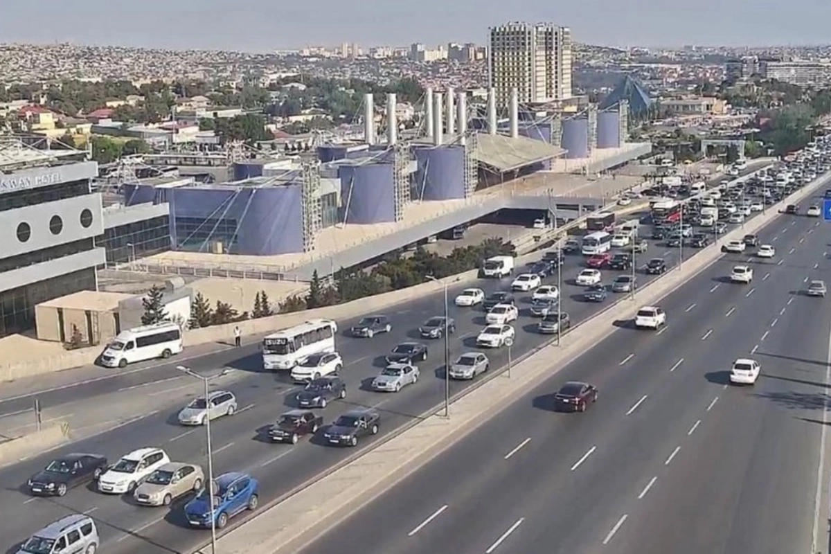 Bakının bəzi yollarında tıxac yaranıb Bakının bəzi yollarında tıxac yaranıb