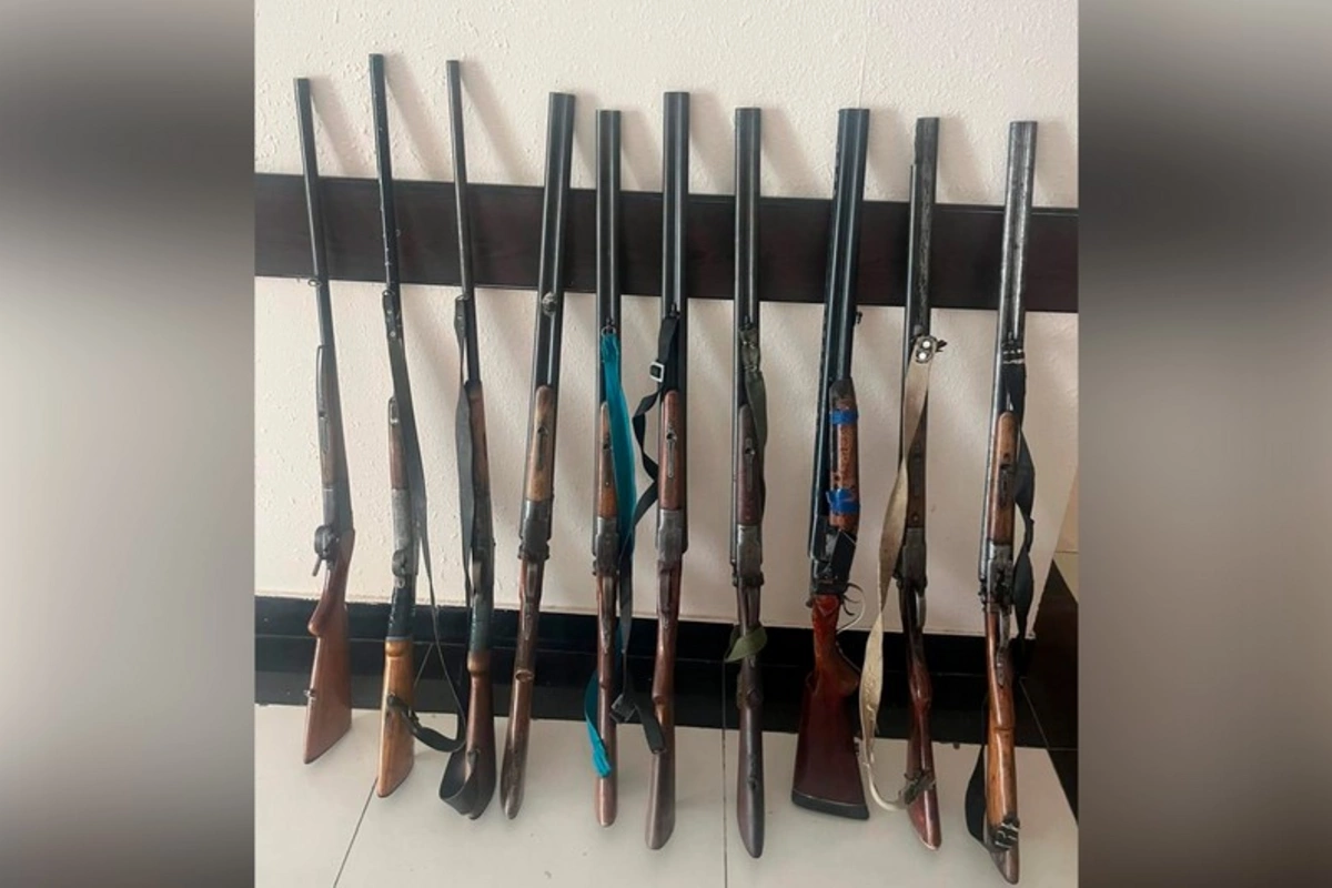 Qanunsuz saxlanılan silahlar polisə təhvil verilib Qanunsuz saxlanılan silahlar polisə təhvil verilib