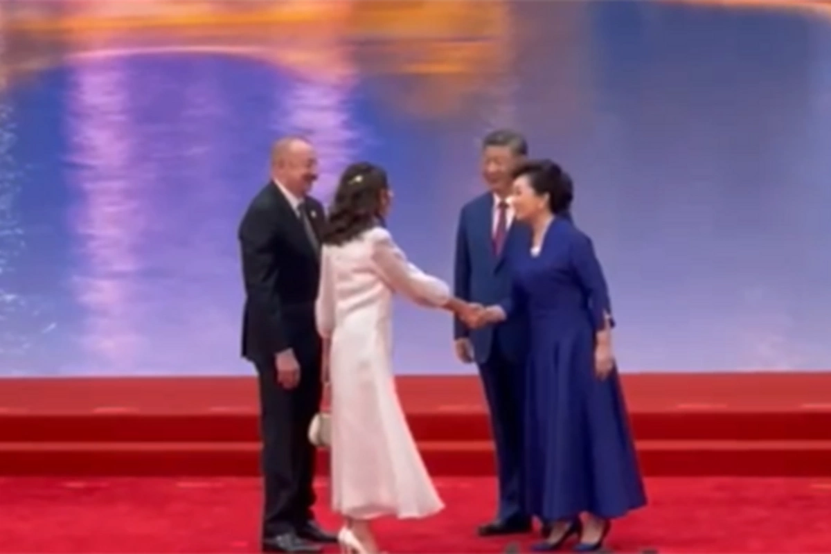 Prezident İlham Əliyev və Mehriban Əliyeva Çində rəsmi ziyafətdə – Si Cinpin qarşıladı Prezident İlham Əliyev və Mehriban Əliyeva Çində rəsmi ziyafətdə – Si Cinpin qarşıladı