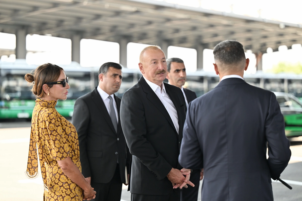 Prezident Naxçıvanda elektrik mühərrikli yeni avtobuslara baxıb, dəmir yolu infrastrukturunda aparılan yenidənqurma işləri ilə tanış olub