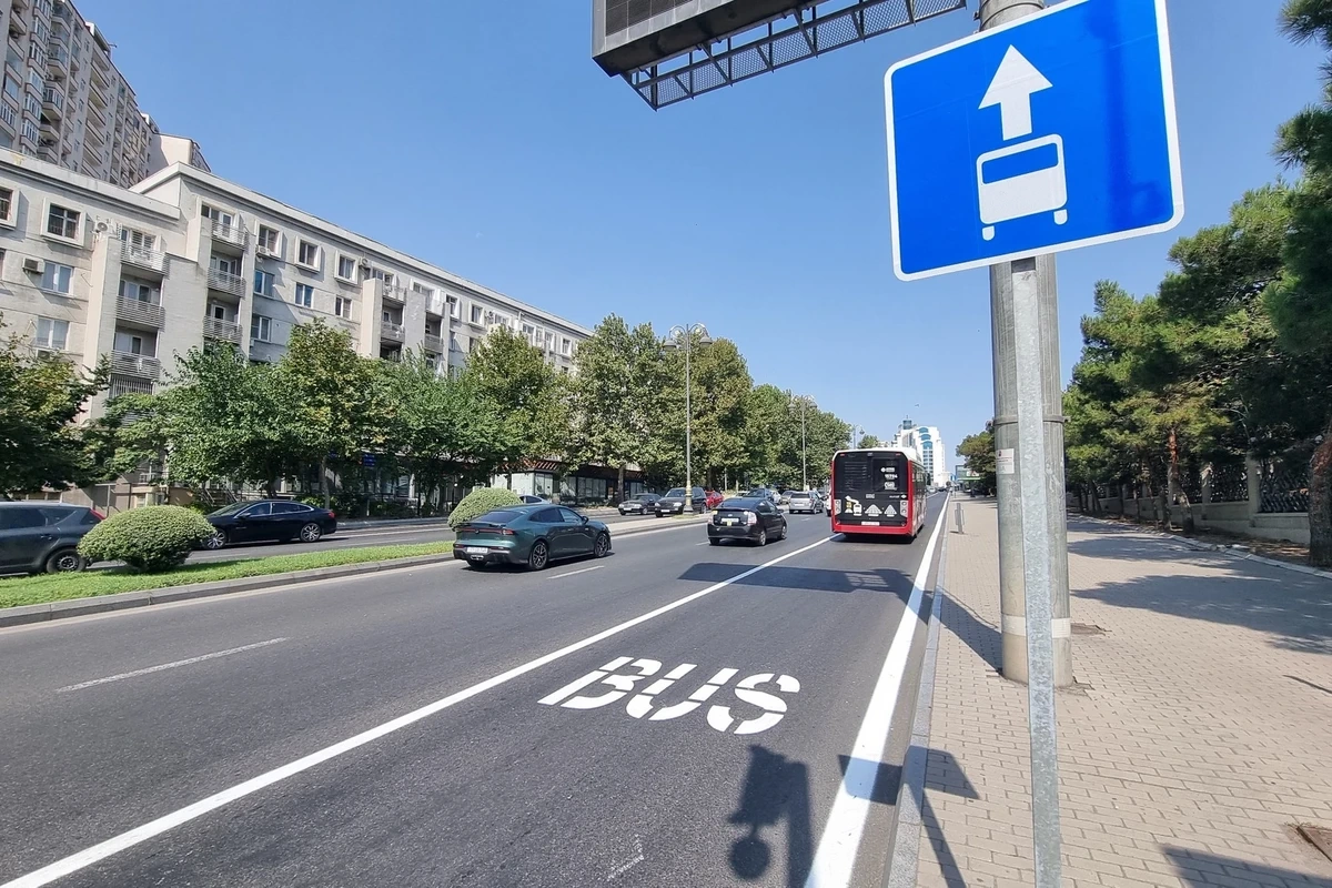 В Баку на еще двух улицах организуют автобусные полосы