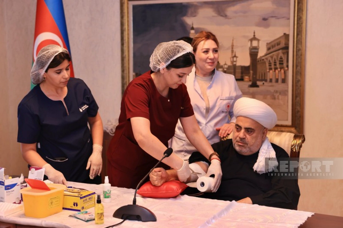 Аллахшукюр Пашазаде сдал кровь в рамках акции ко дню Ашура Аллахшукюр Пашазаде сдал кровь в рамках акции ко дню Ашура