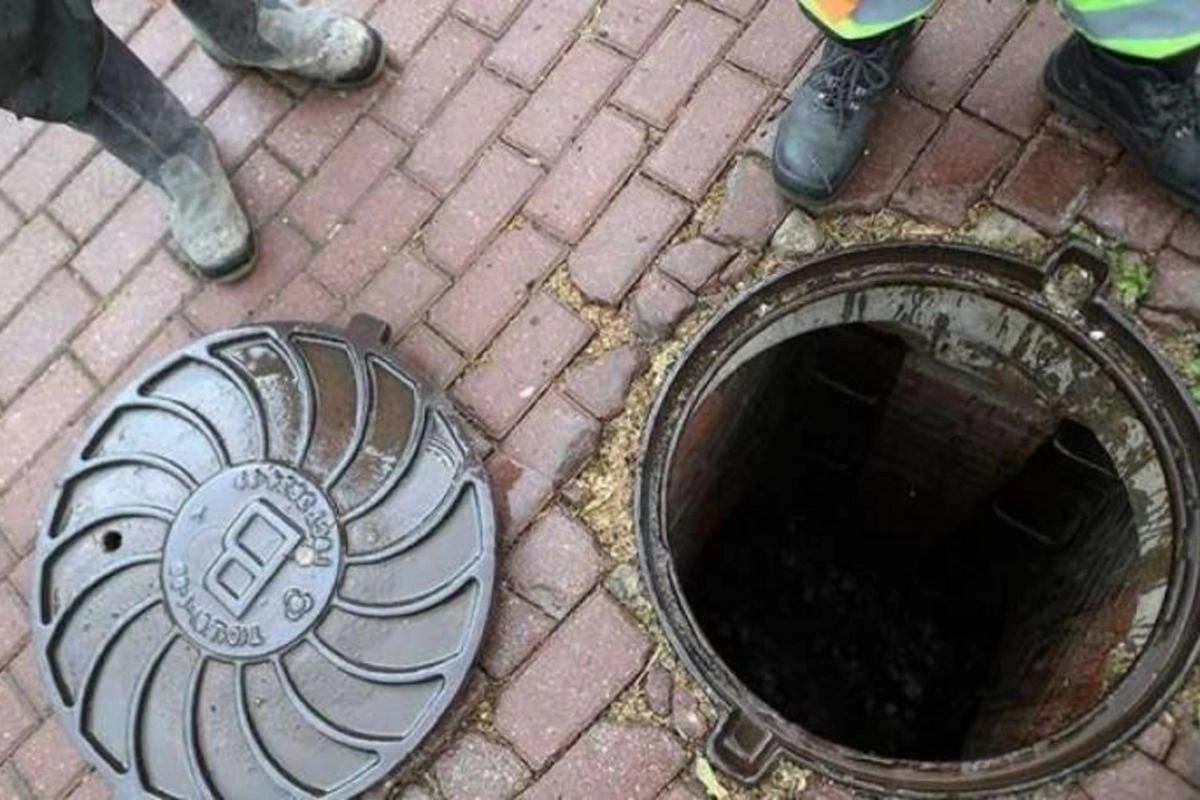 Открытый люк перед школой в Масазыре создаёт опасность для жителей