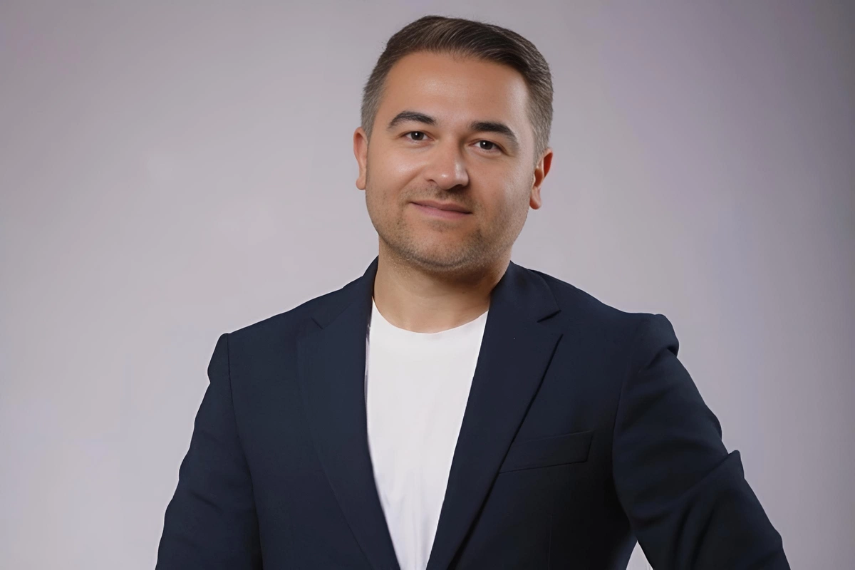 Tanınmış aparıcı  BakuBusa sual ünvanladı: Sizcə, bu fotoda nə düzgün deyil?