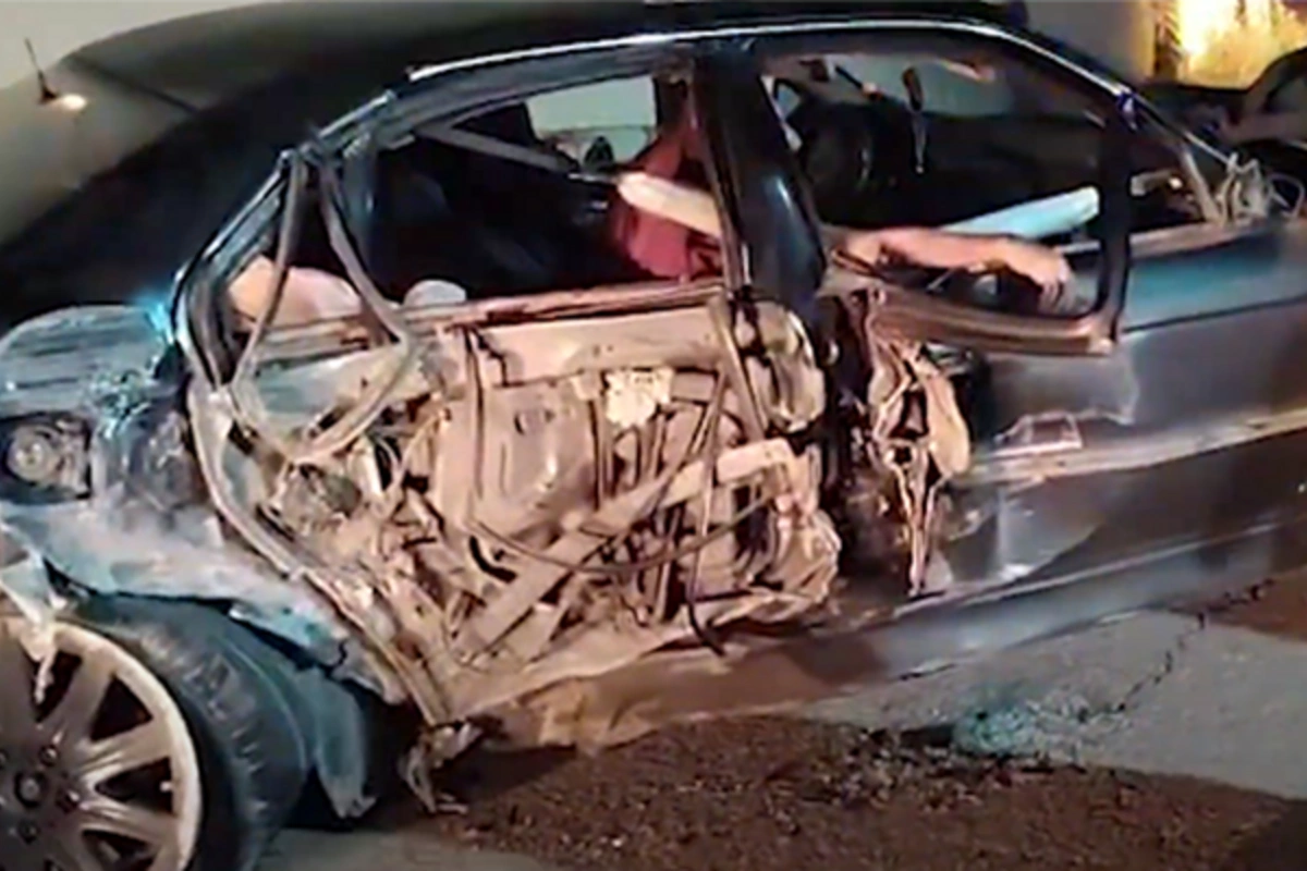 BMW hasara çırpıldı - Sürücü xilas edildi BMW hasara çırpıldı - Sürücü xilas edildi