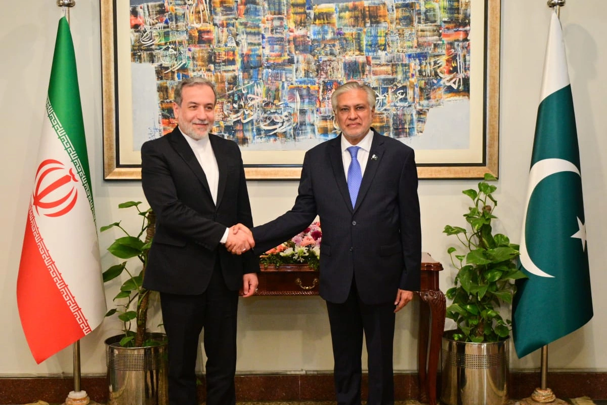 İshaq Dar İslamabad görüşü barədə Əraqçini məlumatlandırıb