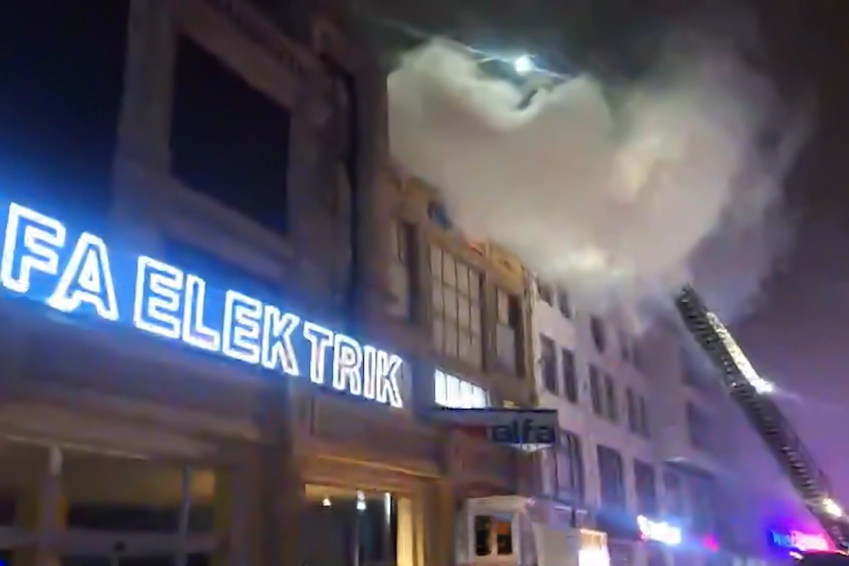 Bakının mərkəzində yerləşən dördmərtəbəli obyektdə yanğın olub