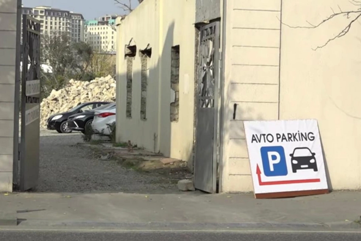 Şəhərin mərkəzində qanunsuz parklanma: Buranı özbaşına açmışam