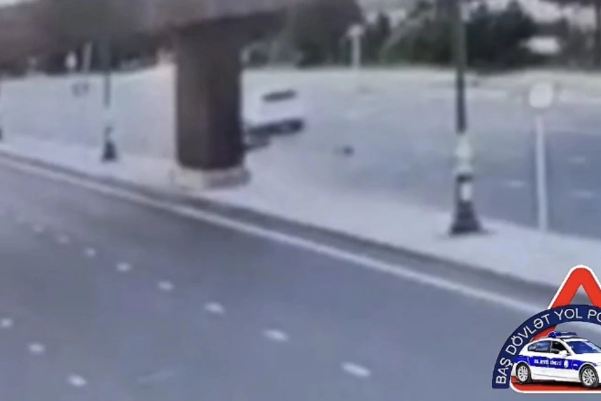 Bakıda DƏHŞƏT - Motosikletçi piyada keçidinin sütununa çırpılıb ÖLDÜ - ANBAAN VİDEO