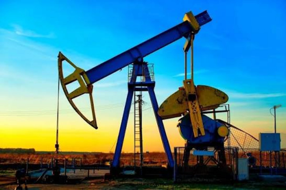 Цена азербайджанской нефти упала ниже $128 за баррель
