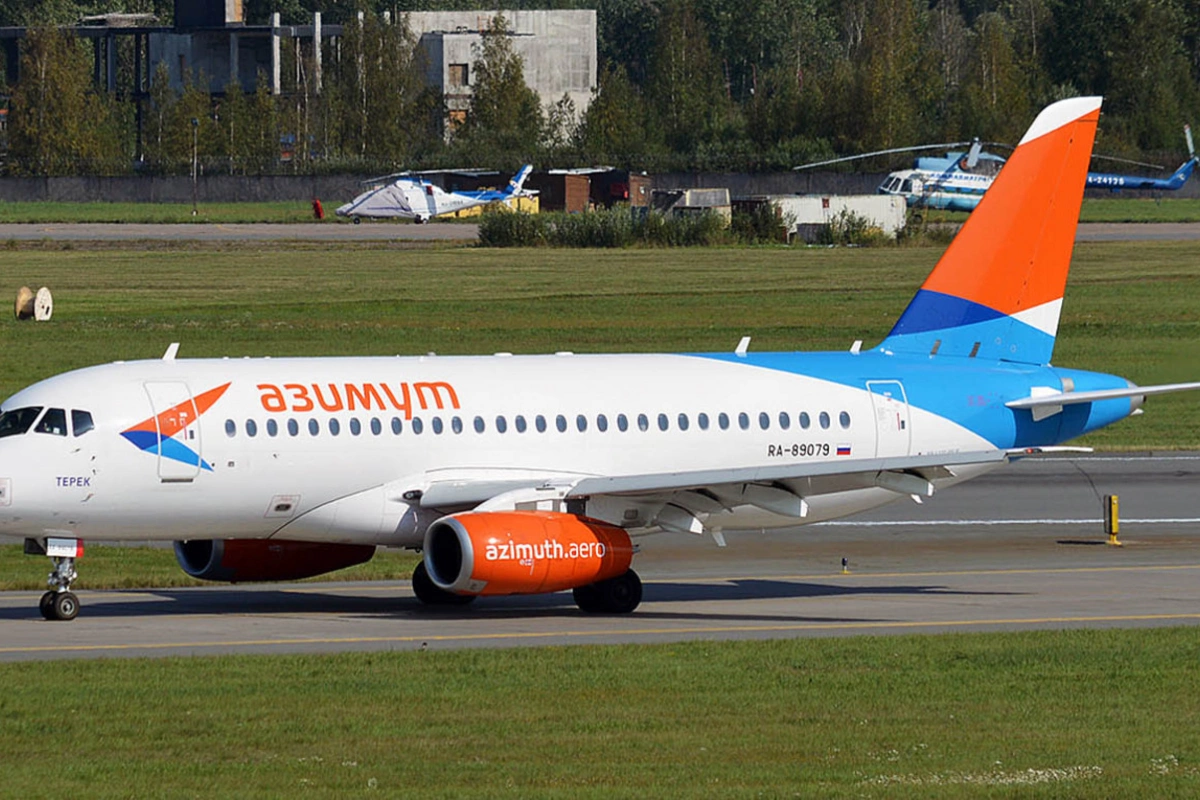 Самолет Superjet 100 потерял капот во время взлета Самолет Superjet 100 потерял капот во время взлета