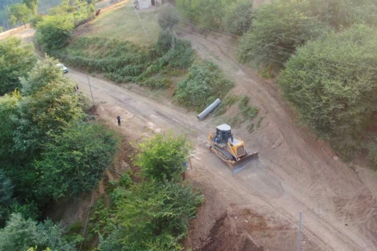 Bu avtomobil yolu YENİDƏN qurulur Bu avtomobil yolu YENİDƏN qurulur