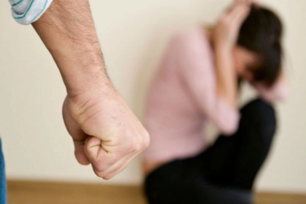 Yevlaxda kişi onuncu uşağa hamilə qalan arvadını qısqandı: Öldürməyə cəhd etdi