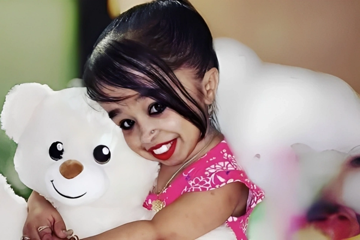 Boyu 62 sm, çəkisi 5 kiloqram olan dünyanın ən kiçik qadını - Məşhur seriallarda rol alıb, öz geyimlərini dizayn edir