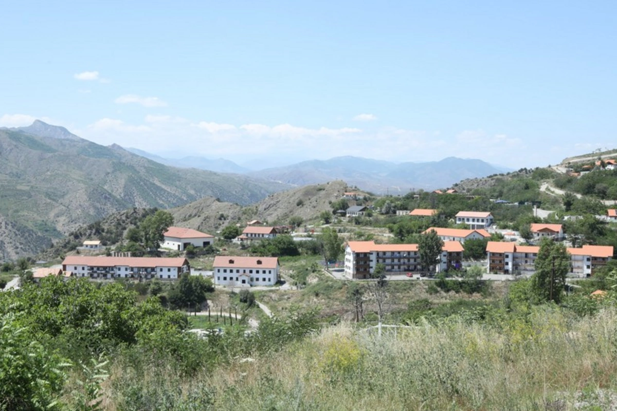 Serbiya səfiri Laçında aparılan bərpa işlərinin sürətini yüksək qiymətləndirib