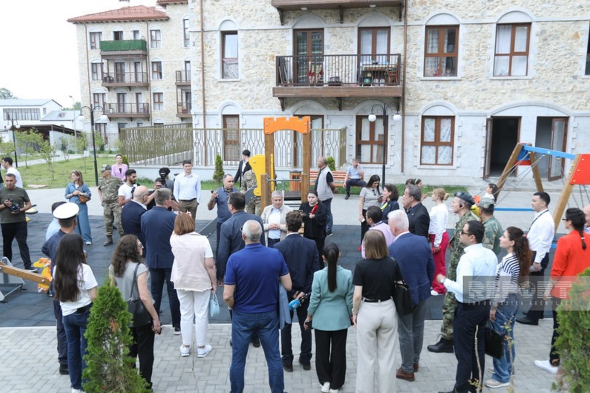 Diplomatlar Şuşada yaşayış kompleksində olublar