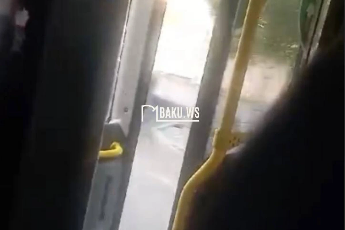 Bakıda avtobus sürücüsü sərnişinlərin həyatını belə təhlükə altına atdı Bakıda avtobus sürücüsü sərnişinlərin həyatını belə təhlükə altına atdı