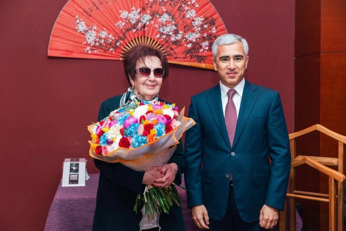 Anar Ələkbərov Əməkdar jurnalist Nadejda İsmayılovanı 90 illik yubileyi münasibətilə təbrik edib