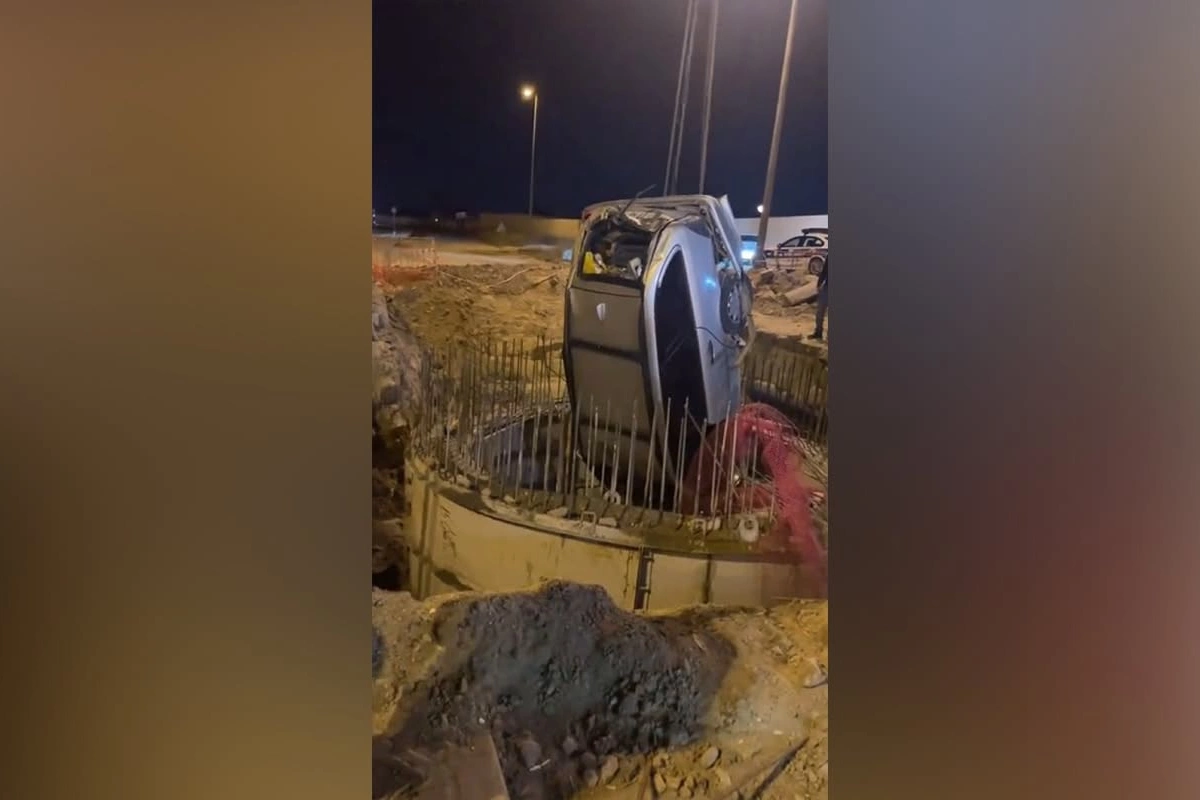 Bakıda maşın kanalizasiya kollektoruna düşdü - GÖRÜNTÜLƏR