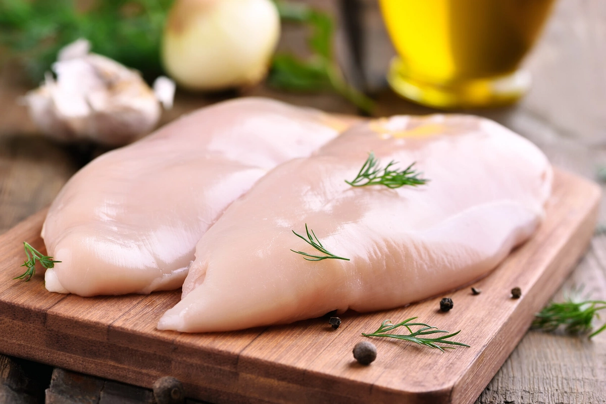 По какой причине в столичных супермаркетах исчезло куриное филе?