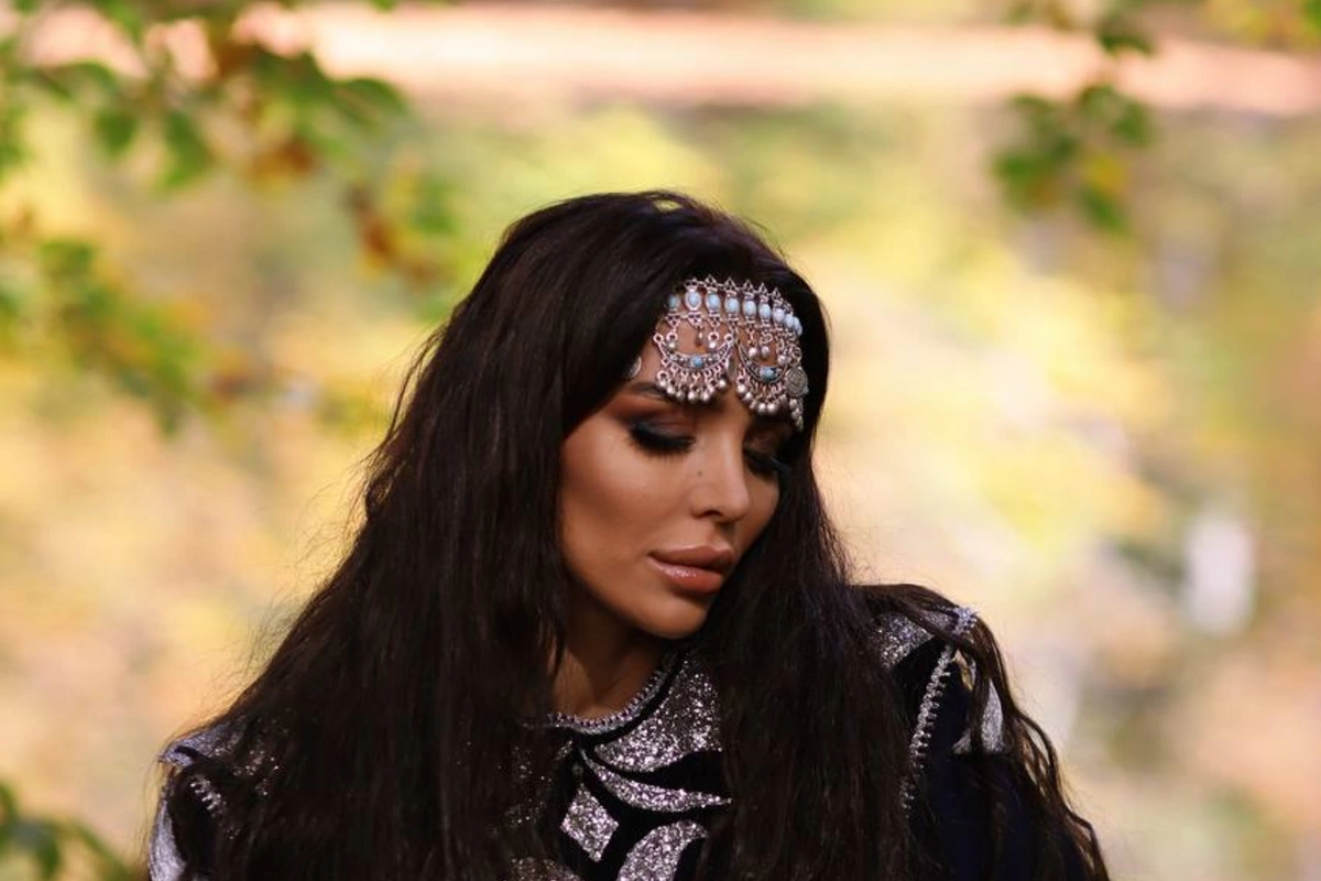 Rəqqasə Renkadan meşədə FƏRQLİ FOTOSESSİYA Rəqqasə Renkadan meşədə FƏRQLİ FOTOSESSİYA