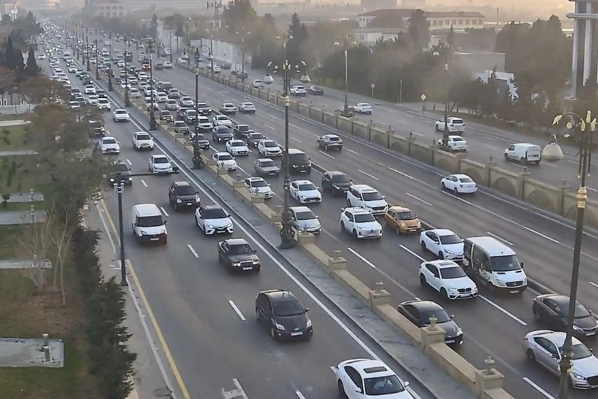 Bakının bir sıra yollarında nəqliyyatın sıxlığı yaranıb