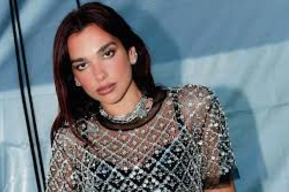 Dua Lipa showed a rare archival photo with her sister