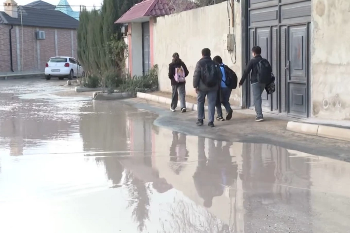Школьники из бакинского поселка вынуждены преодолевать «озера» по пути на уроки