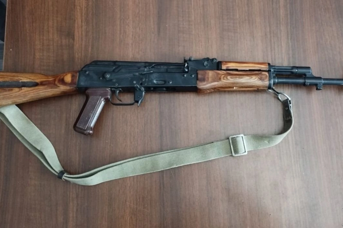 Polis əməkdaşları tərəfindən 1 avtomat, 3 tüfəng aşkar edilərək götürülüb Polis əməkdaşları tərəfindən 1 avtomat, 3 tüfəng aşkar edilərək götürülüb