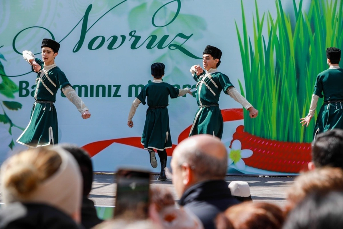 Paytaxtın abad məhəllələrindəki Novruz şənlikləri davam edir