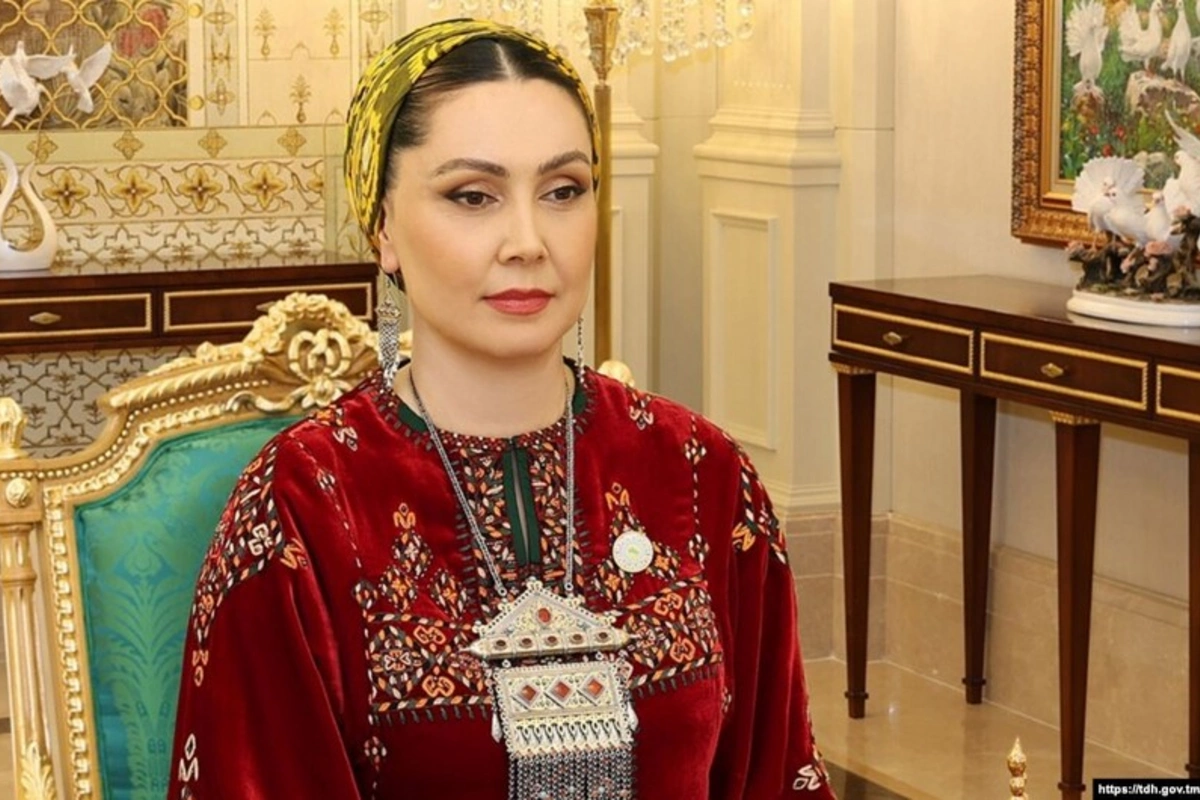Berdiməhəmmədovun qızı Azərbaycan Milli Xalça Muzeyi ilə tanış olub Berdiməhəmmədovun qızı Azərbaycan Milli Xalça Muzeyi ilə tanış olub