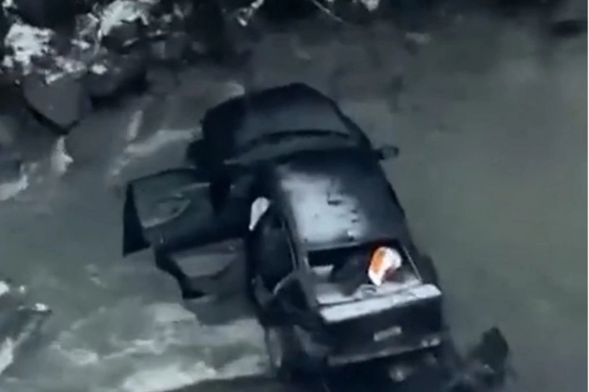 Lerikdə buzlu yolda sürüşən avtomobil çaya aşdı