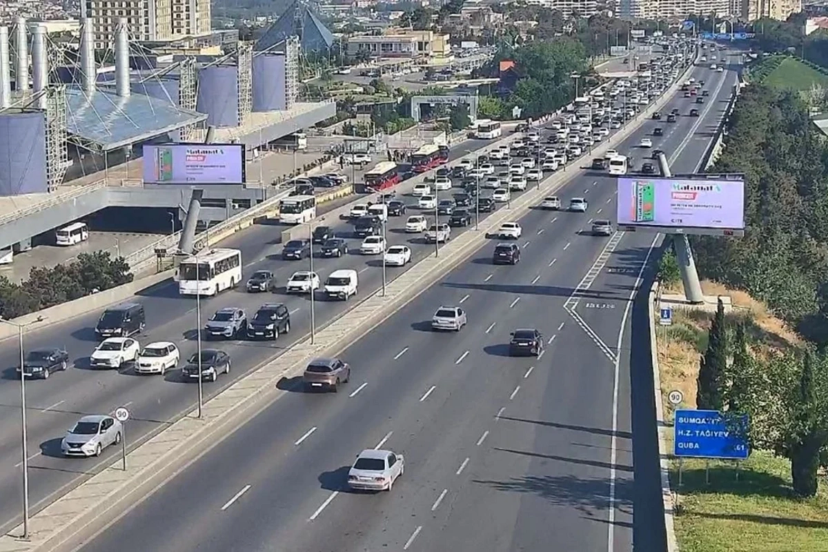Bakının bir sıra yollarında nəqliyyatın sıxlığı yaranıb