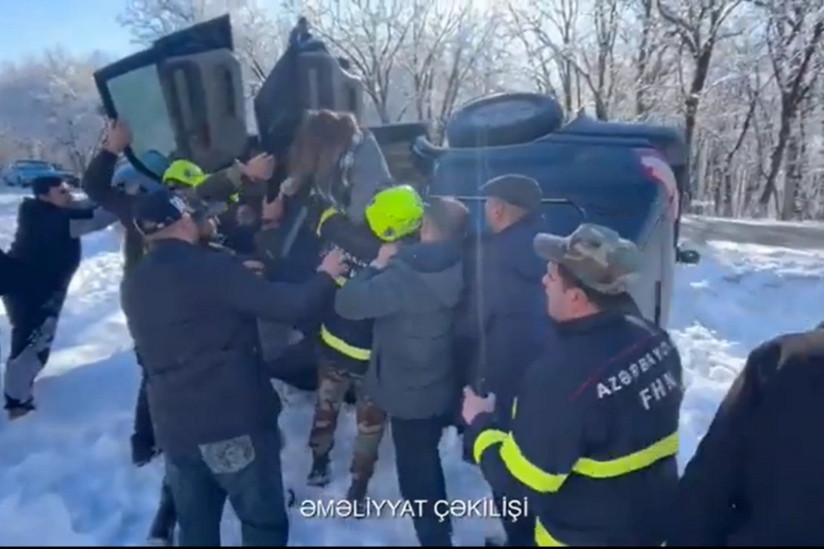 İsmayıllıda içərisində turistlərin olduğu avtomobil aşdı - Xilasetmə görüntüləri