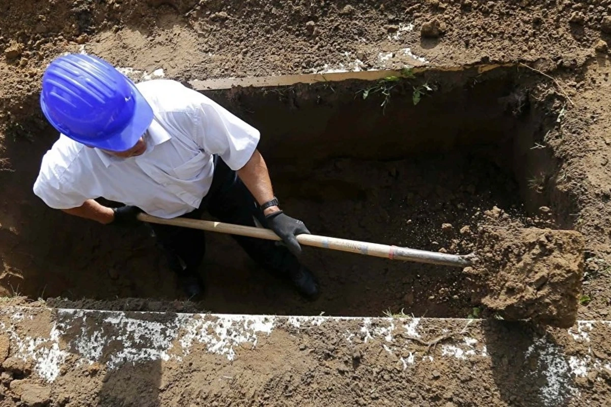 Bakıda qəbirqazan atası ölən şəxsi aldatdı