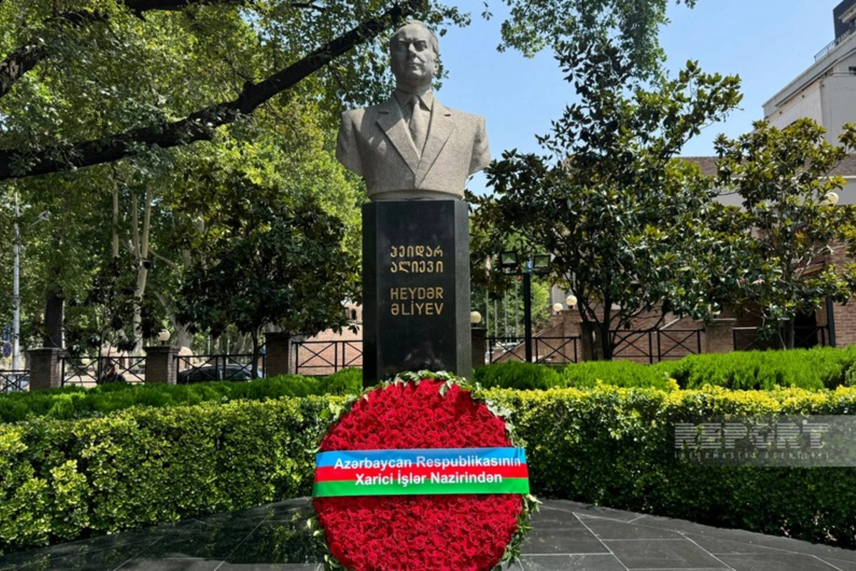 Ceyhun Bayramov Tbilisidə Heydər Əliyevin abidəsini ziyarət edib Ceyhun Bayramov Tbilisidə Heydər Əliyevin abidəsini ziyarət edib