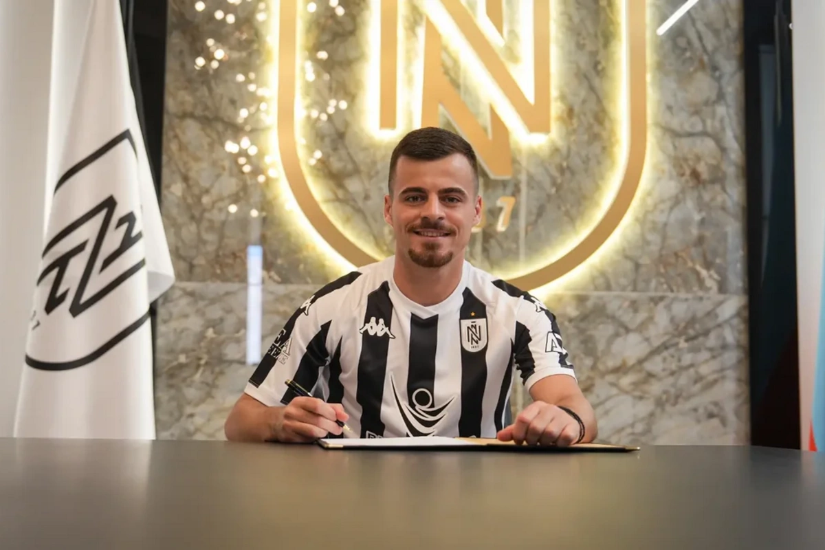 Neftçi serbiyalı futbolçu Draqolyub Saviçi heyətinə qatdığını açıqlayıb