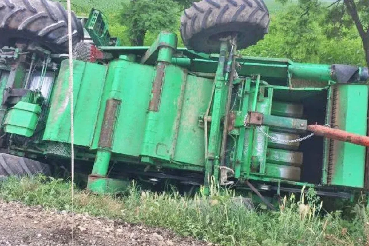 Sabirabadda kombayn kanala aşıb, sürücü ölüb