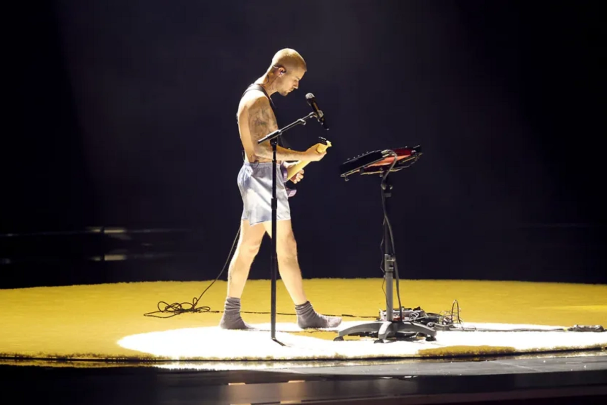 Castin Biber 4 ildən sonra səhnəyə belə geyimdə çıxdı