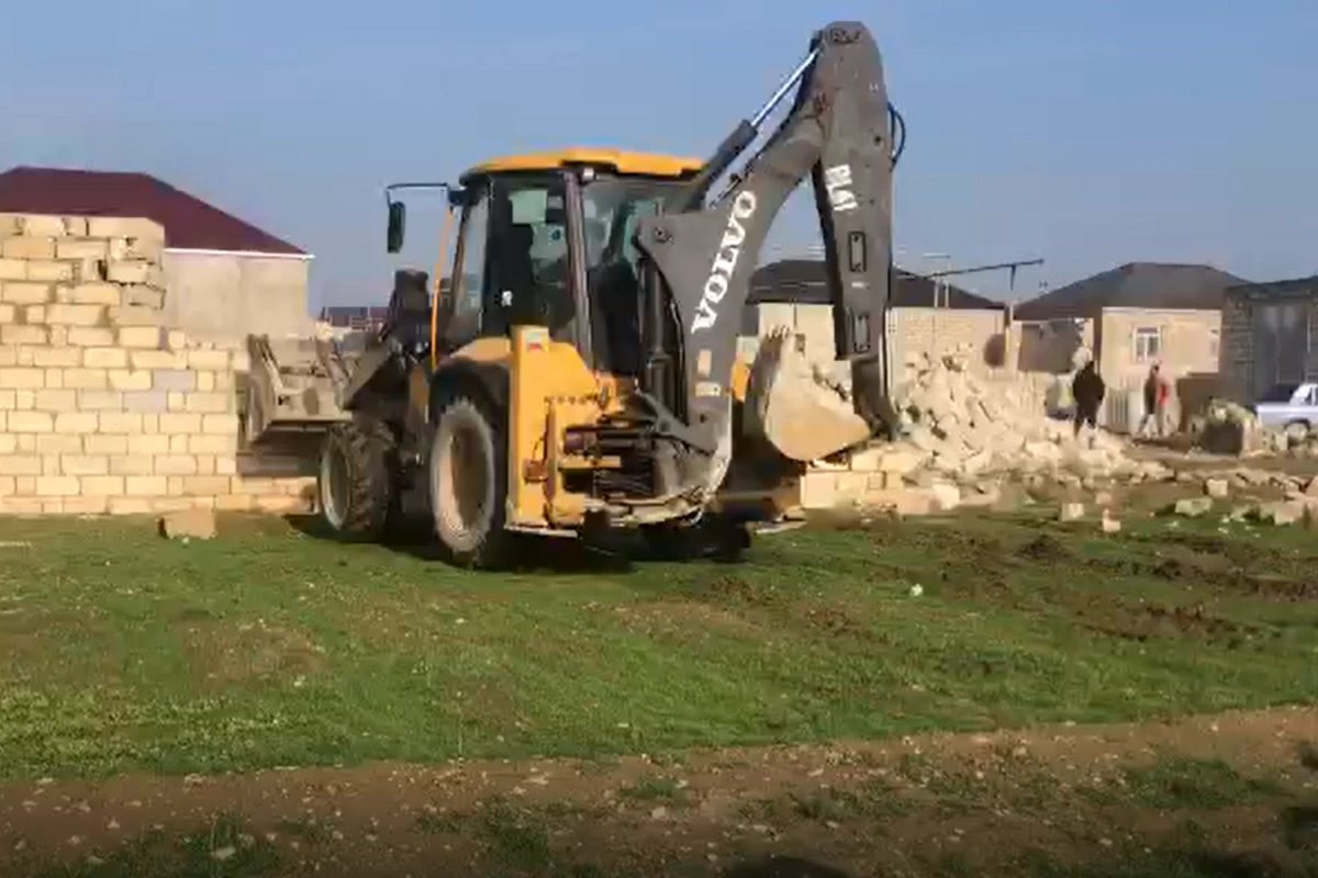 Bakıda qanunsuz tikililər sökülüb Bakıda qanunsuz tikililər sökülüb