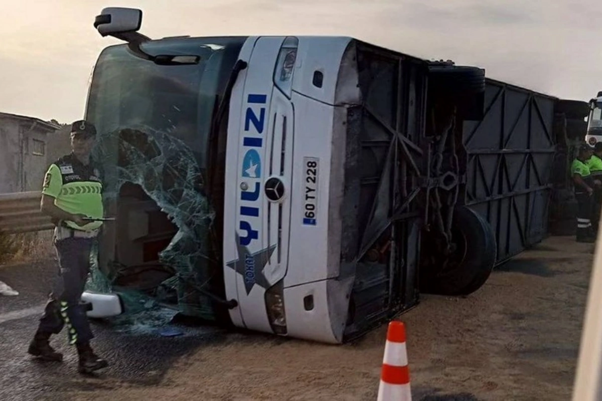 Türkiyədə AĞIR YOL QƏZASI OLDU: 3 ÖLÜ, 20 YARALI