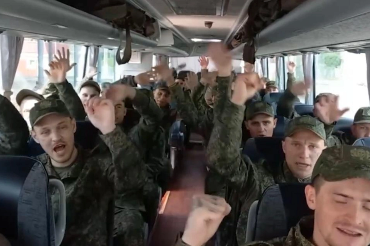 Кадры возвращения из украинского плена российских военных Кадры возвращения из украинского плена российских военных
