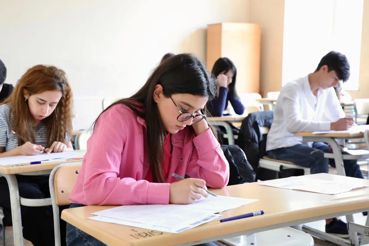 Bu gün 55 mindən çox şagird buraxılış imtahanı verəcək
