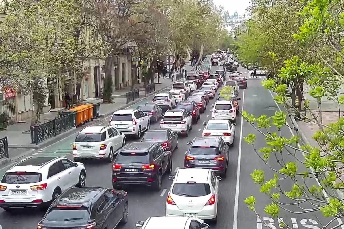 Bakının bir çox yollarında tıxac müşahidə edilir