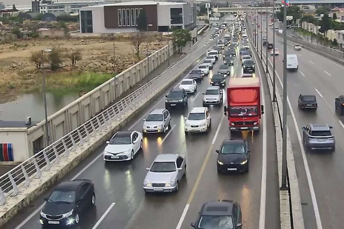Bakıda yağışlı havada tıxac olan yollar açıqlanıb