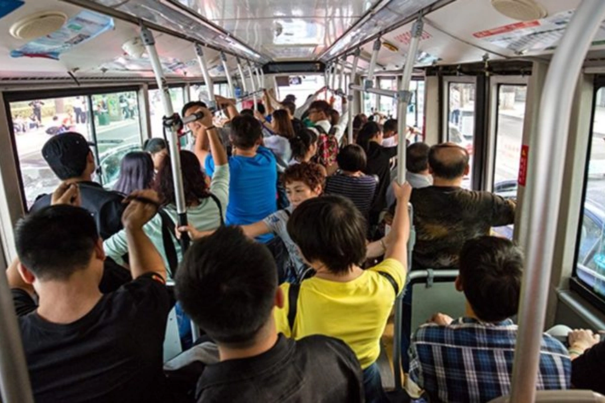 Avtobusda qızın saçlarını qoxlayan 48 yaşlı kişi saxlanıldı Avtobusda qızın saçlarını qoxlayan 48 yaşlı kişi saxlanıldı